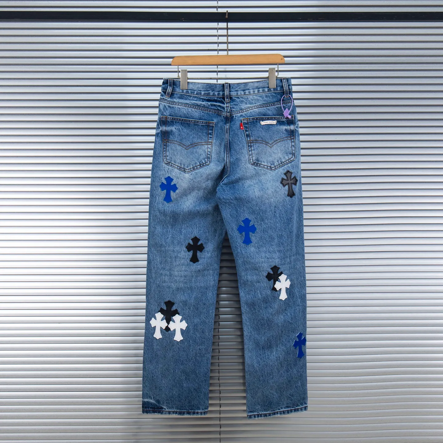 P260 Chrome Hearts Blue Pants Black White Blue Multi-Leather Jeans Top Version Chrome Hearts Jeans with Leather Jeans It is well known that chromehearts jeans use vintage Levis jeans as the base plate for creation. They usually add their own unique silver buckles and silver ornaments, plus leather embellishments. This is what doubles the value of these vintage jeans, because the base plate is Vintage jeans, jeans themselves have become very soft and comfortable after years of baptism, which can be distinguished from ordinary jeans. Regarding the size, you should also refer to the pants data. Style number: 1735# Size: 28 30 32 34 36